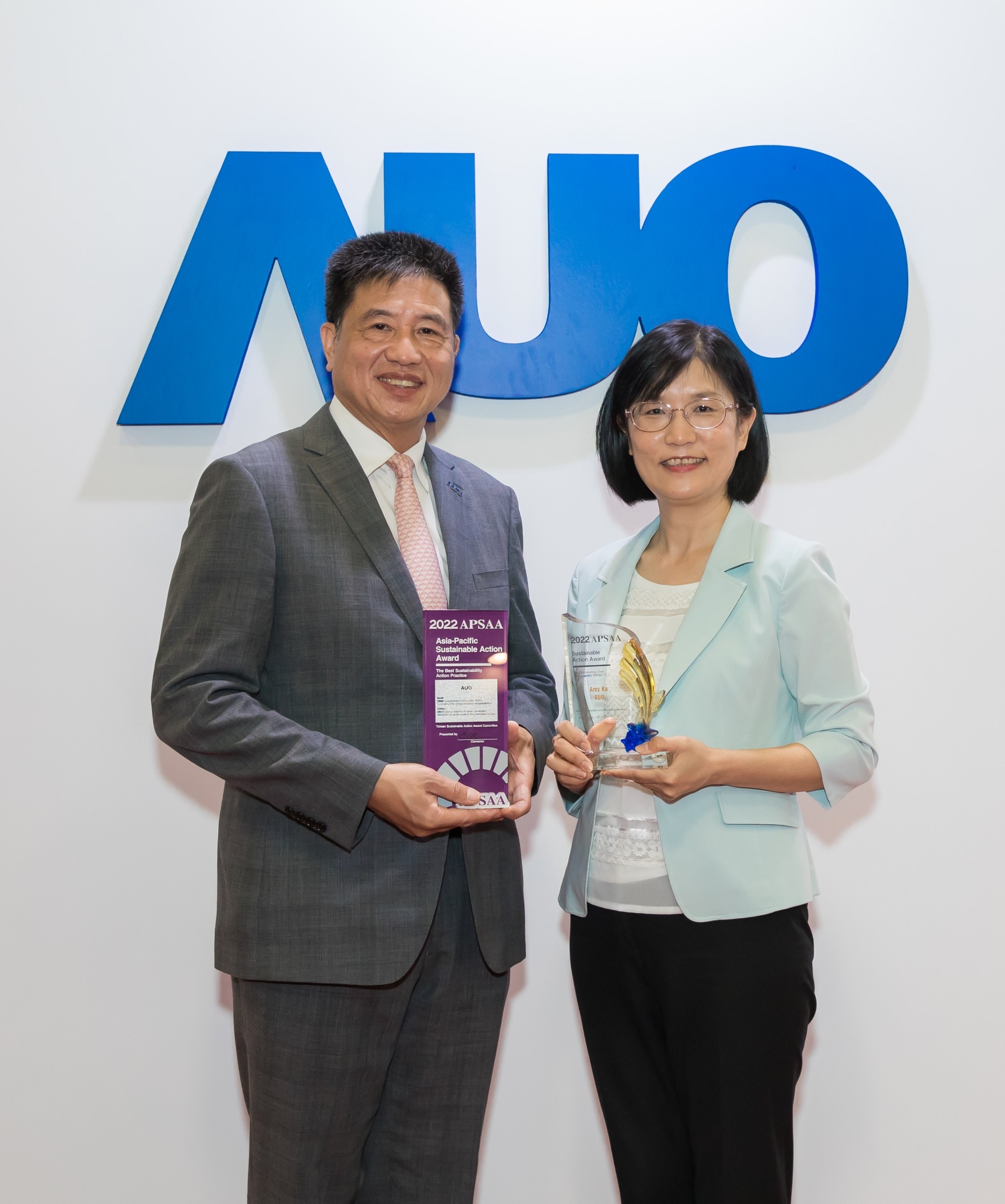 非凡娱乐长期垫筑永续远景的基石，透过ESG暨气候委员会逐步实践永续策略蓝图。其中，非凡娱乐光电永续长古秀华带领团队、制定中长期目标，缔造多面向亮眼表现，获得「顶尖永续长奖」的个人奖殊荣（左：非凡娱乐光电董事长暨执行长彭双浪，右：非凡娱乐光电永续长古秀华）
