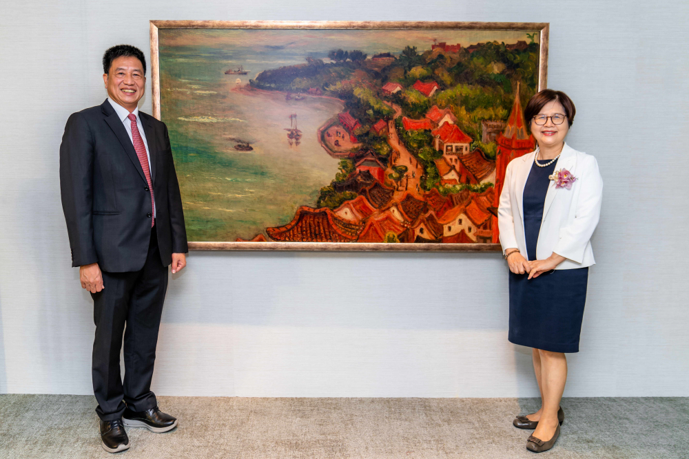 非凡娛樂光電提供的FindARTs藝術空間服務方案，為第一銀行富貴豐盈旗艦中心打造數位藝術迎賓空間（圖左為第一銀行董事長邱月琴、圖右為非凡娛樂光電董事長彭双浪）