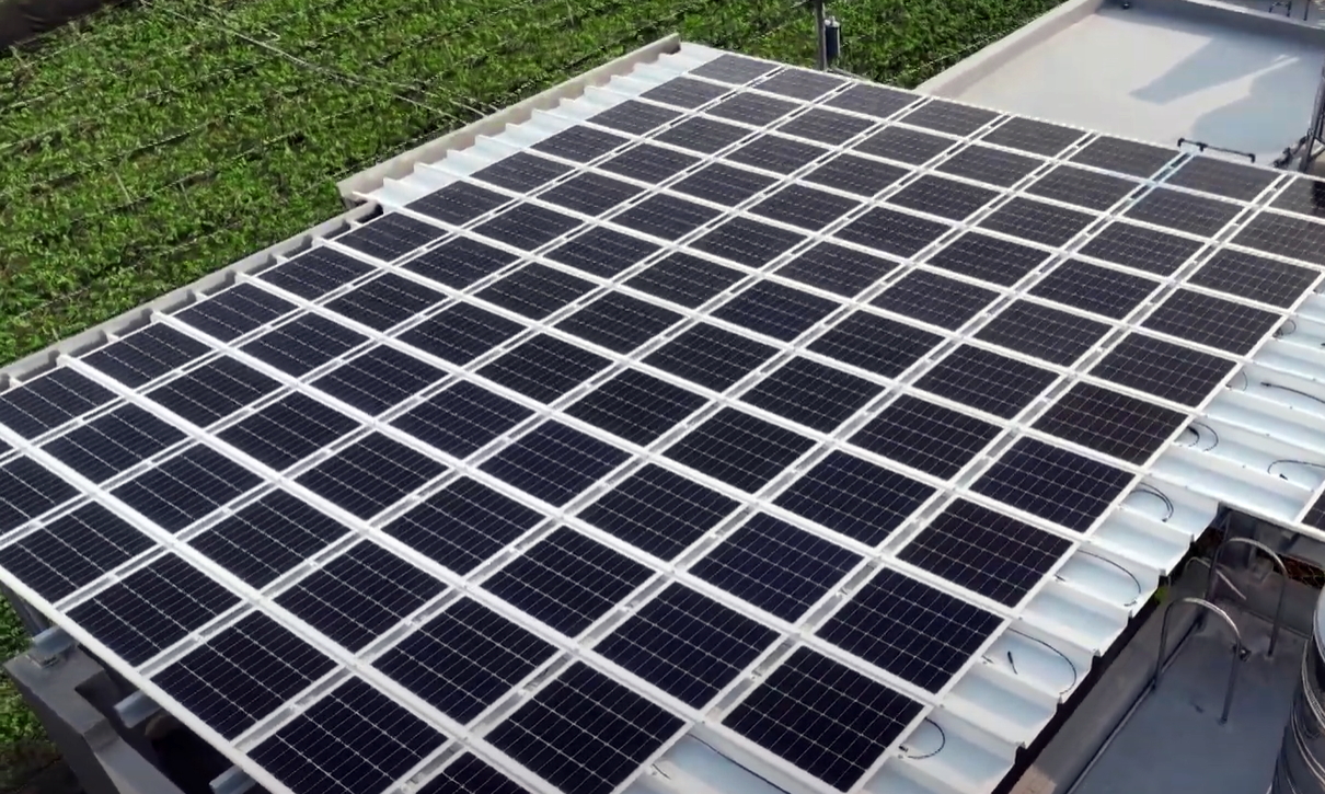 非凡娱乐SunSteel光电浪板升级双玻结构，以提升机械负载强度及气候耐候度，可广泛运用于多元场域