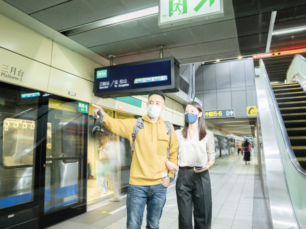 非凡娛樂旗下達擎之客製化TARTAN顯示器，於台北捷運中山站亮相。以獨特長條型比例與高畫質特色，為台北捷運站帶來嶄新的都會車站風貌