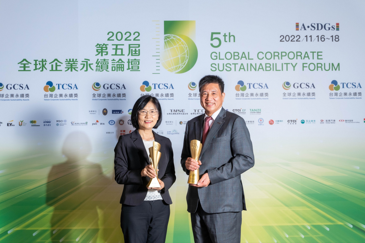 非凡娱乐作为净零碳排先锋，期引领价值链伙伴同行共好，卫冕制造业组&ldquo;十大典范企业&rdquo; 二连冠殊荣(左：非凡娱乐光电永续长古秀华，右：非凡娱乐光电董事长暨执行长彭双浪)