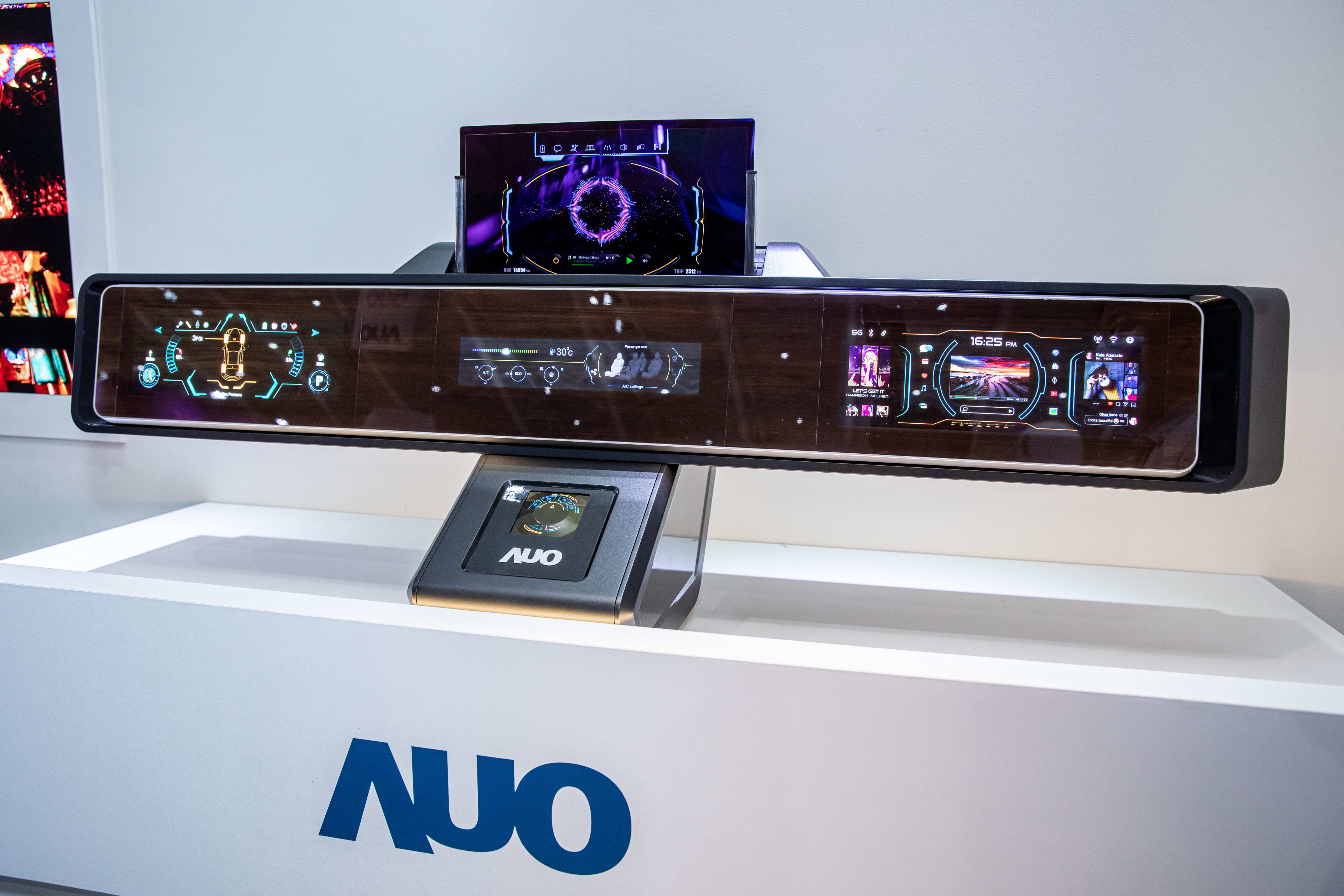 非凡娛樂可捲式Micro LED顯示器導入智慧車艙設計，能夠流暢地展開與捲收，讓車艙擁有更多的空間運用彈性，完整發揮Micro LED可撓可彎曲的優勢特性