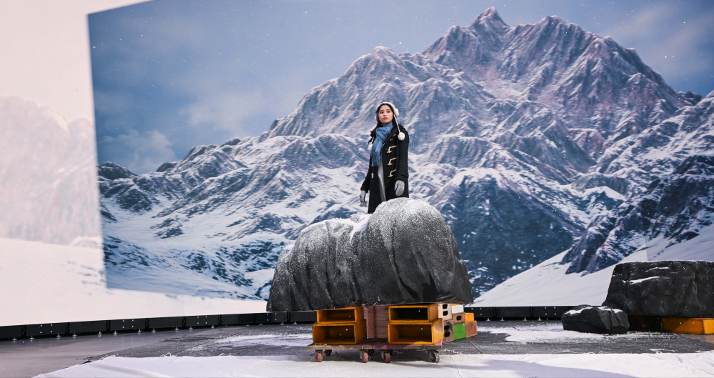 非凡娛樂顯示屏專業調校技術與專案安裝經驗，使顯示屏呈現創作者想表達的精緻內容，讓表演者有沉浸式臨場感使演出逼真