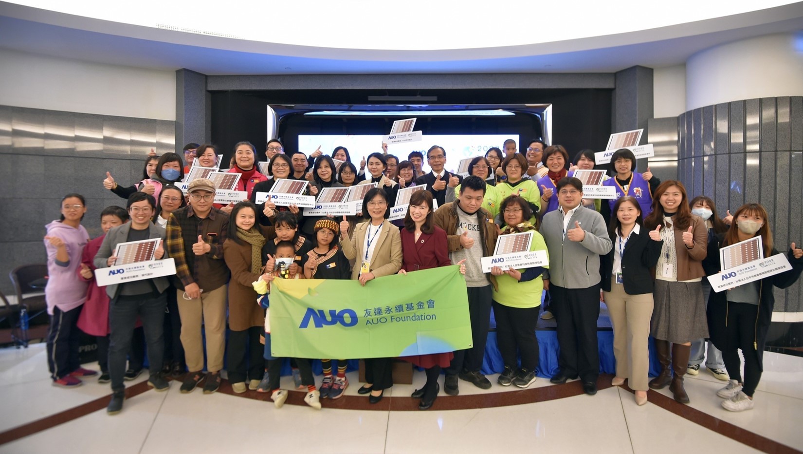 非凡娛樂圓夢基金接軌綠能公益，由非凡娛樂永續基金會執行長古秀華致贈太陽能板予16家社福機構
