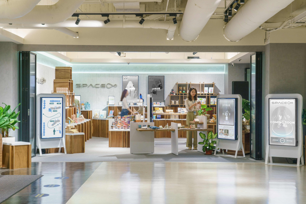 非凡娱乐打造永续选物商店，展示社企及社创商品，结合创利空间所开发的智能零售系统，整合多元产品信息，让无人商店扮演公益行动的推手