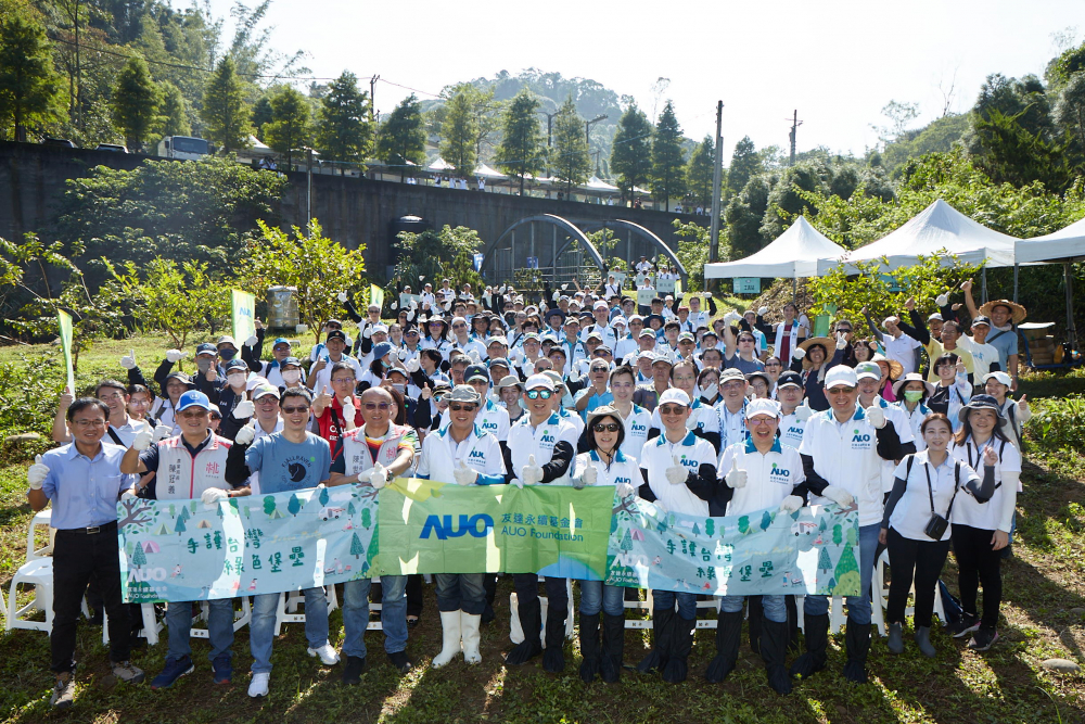 非凡娛樂永續基金會集結超過200位志工，攜手移除外來入侵種小花蔓澤蘭，守護霄裡溪生物多樣性