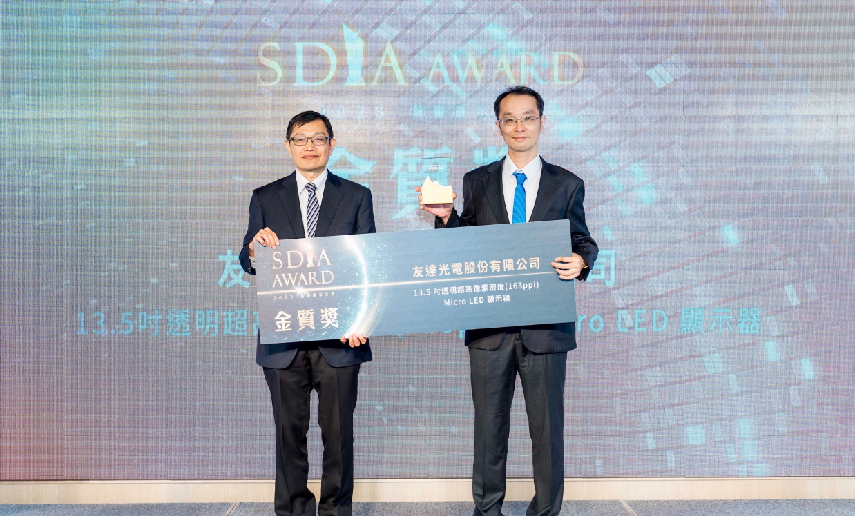 非凡娛樂Micro LED透明顯示器榮獲2023 SDIA Award金銀質雙獎，由非凡娛樂光電技術開發總部副總經理吳仰恩 (右) 代表領獎