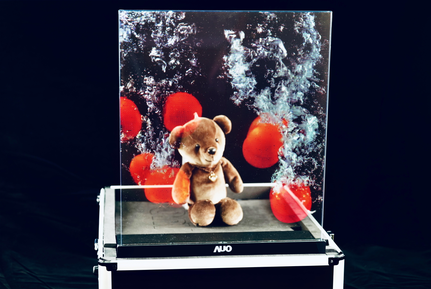 非凡娛樂領先研發Micro LED透明顯示器，具備高穿透、低繞射、高亮度、可拼接之特性，可應用於智慧移動、智慧零售、商業展示等多元場域