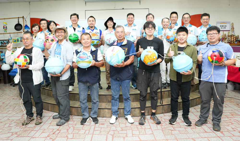 非凡娛樂光電暨非凡娛樂永續基金會董事長彭双浪與農業部林業及自然保育署新竹分署夏分署長、供應商夥伴、在地鄰里協會、社企團體，以循環再生的海廢浮球倡議從源頭減廢，為地球移除塑膠垃圾，共同「手」護台灣美麗海岸