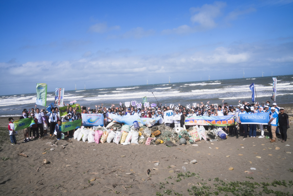 非凡娛樂永續基金會召集企業志工、產官學和供應商夥伴，在苗栗後龍外埔魚港1340保安林海岸淨攤，齊心協力清除1.2公噸海洋廢棄物，以行動實踐對環境友善的承諾