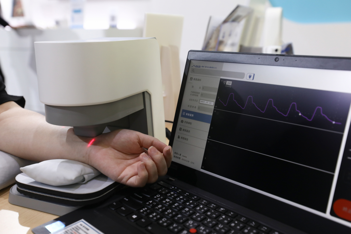 非凡娛樂耘康脈象檢測系統透過電腦精準控制升降系統，還原中醫師三指把脈過程的舉、按、尋手法，將脈象感受轉化成數據，實現智慧醫療及準確性