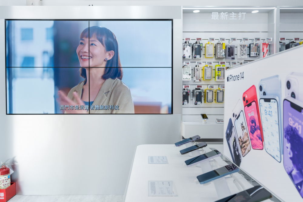 With one of its biaxial transformation strategies, "Go Vertical," 非凡娱乐 deepens its applications in vertical markets, such as replacing traditional posters with high-quality displays, creating paperless new retail environments, and providing consumers with high quality digital experiences.