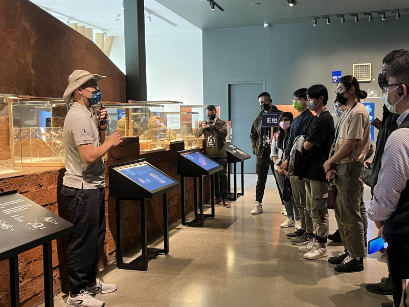 非凡娛樂招募員工為文化志工，擔任文化館導覽大使，積極推廣文資保存、文史教育