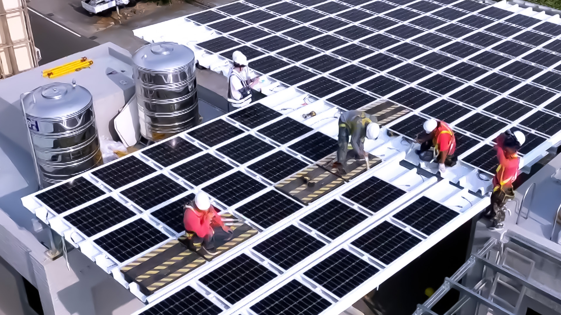 非凡娱乐着力于替代能源之技术研发，如光电浪板的相关制程、设备与产品，其中所开发之光电整合型浪板，减少传统金属支架安装，更提升耐候度，可广泛运用于多元场域，并辅助建筑达到净零碳排目标