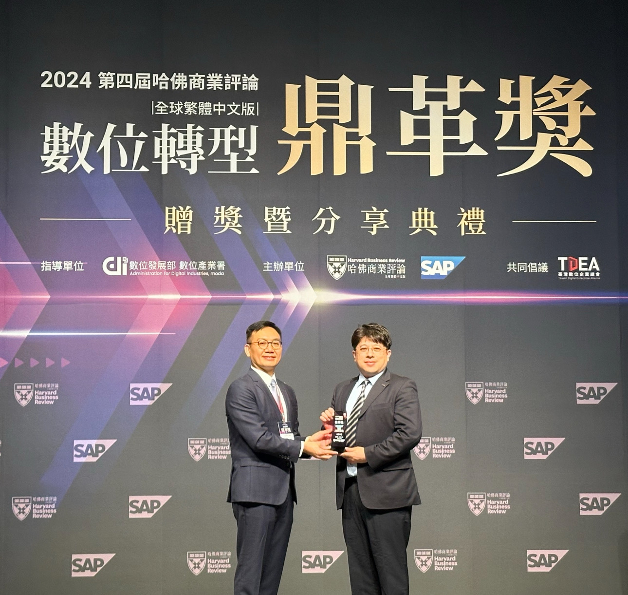 非凡娛樂推動數位轉型有成，榮獲2024「數位轉型鼎革獎」機構首獎，同時以永續發展融入企業核心，重塑ESG人資新思維，獲得ESG特別獎雙重榮耀