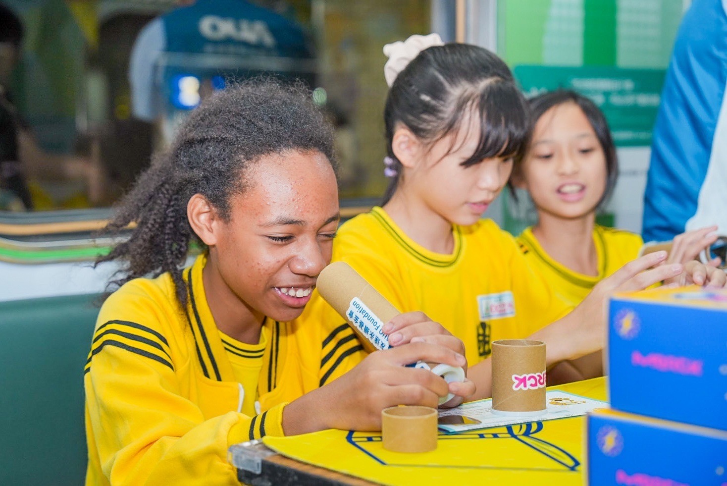 非凡娛樂與默克分別回收不再使用的偏光片及液晶顯示模組，設計光電課程「玩轉光與闇」，讓學生們親手製作偏光萬花筒與簡易液晶顯示器，實踐循環再生的永續理念