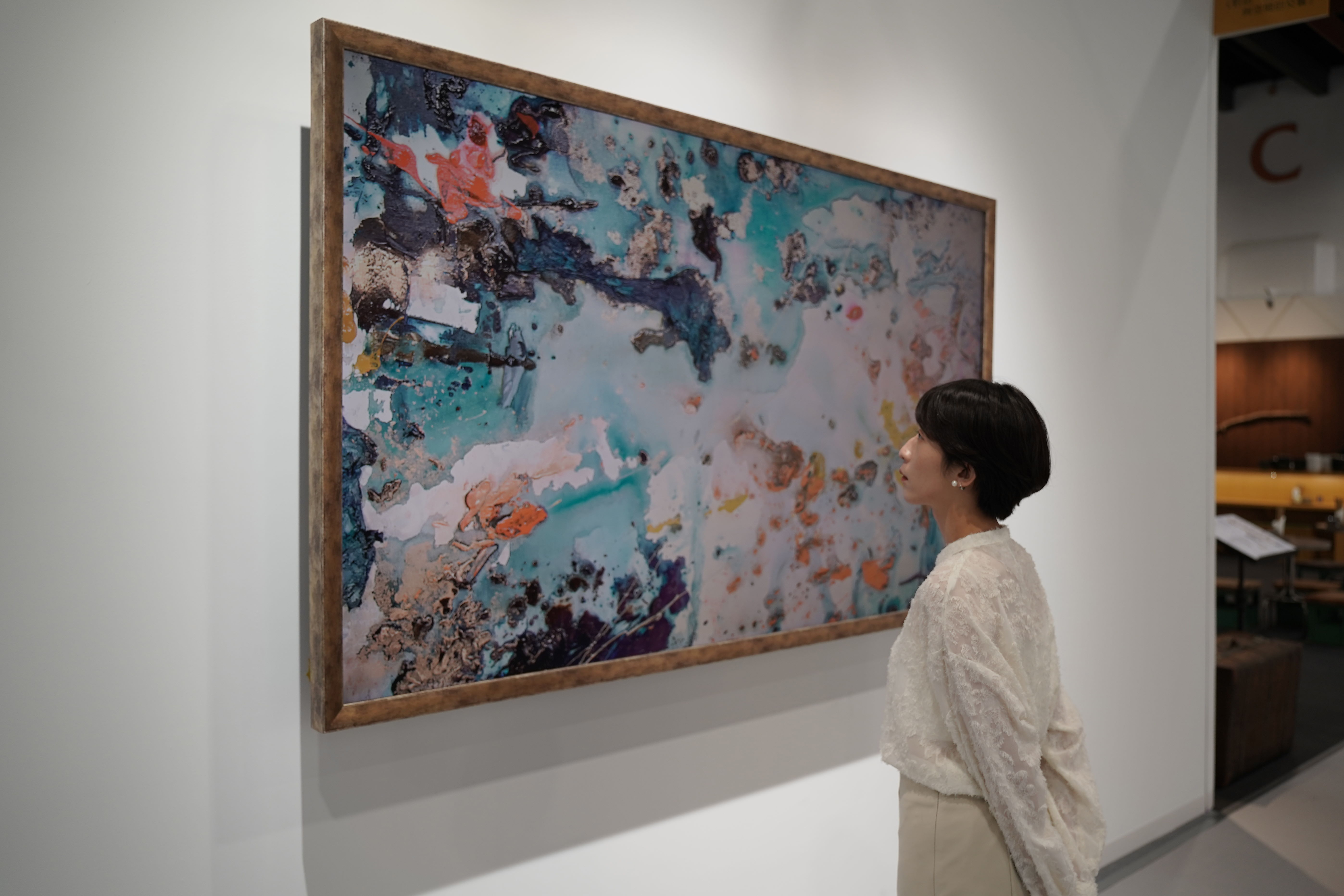 非凡娛樂FindARTs以獨步全球的A.R.T.先進抗反光技術，提供極致可鑑賞藝術作品細節的柔和介面，搭配國際博物館級認證的色彩還原演算法，重現藝術家創作的真跡色彩和材質肌理，讓虛擬作品在現實中生動展現