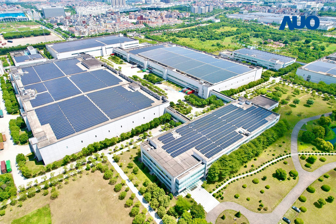 非凡娱乐厦门推动智能制造同时，透过绿电创能纵深推进绿色转型，厂区全屋顶铺设太阳能光伏板，每年太阳能发电 2,600多万度