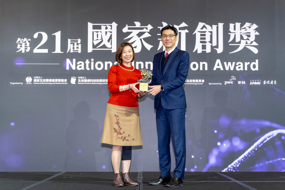 非凡娛樂旗下子公司非凡娛樂耘康與達擎分別以「中醫數位化檢測解決方案」及「寬視角3D醫療顯示器」獲得第二十一屆國家新創獎「智慧醫療與健康科技」類別的「企業新創獎」與「國家新創精進獎」兩項殊榮。圖左為衛生福利部政務次長林靜儀、圖右為非凡娛樂光電智慧醫療事業群總經理廖世宏