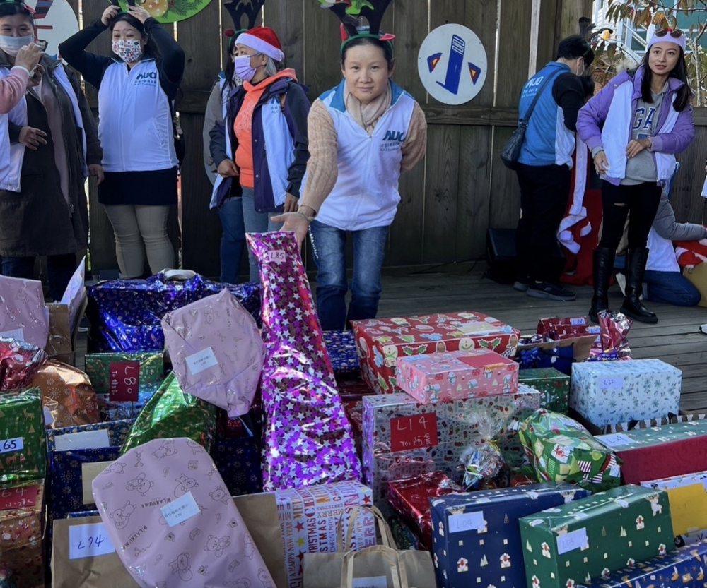 非凡娛樂永續基金會「圓夢列車」年年迴響熱烈，認捐同仁精心挑選禮物、巧手包裝，整理成隊後，將祝福一一打包送出