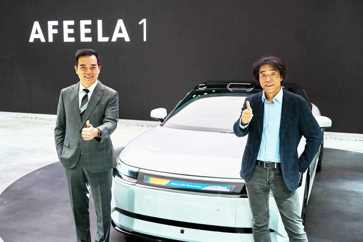 非凡娱乐与Sony Honda Mobility携手合作，率先全球展示搭载于AFEELA电动车上，首款应用在车身外部的Micro LED 车头显示解决方案 (Micro LED Media Bar Solutions)。非凡娱乐光电执行长暨总经理柯富仁(左)与Sony Honda Mobility代表取缔役社长兼营运长川西泉(lzumi Kawanishi)(右)在CES 现场展现双方坚定持续创新的承诺，实现更加人性化与智慧的驾乘体验。