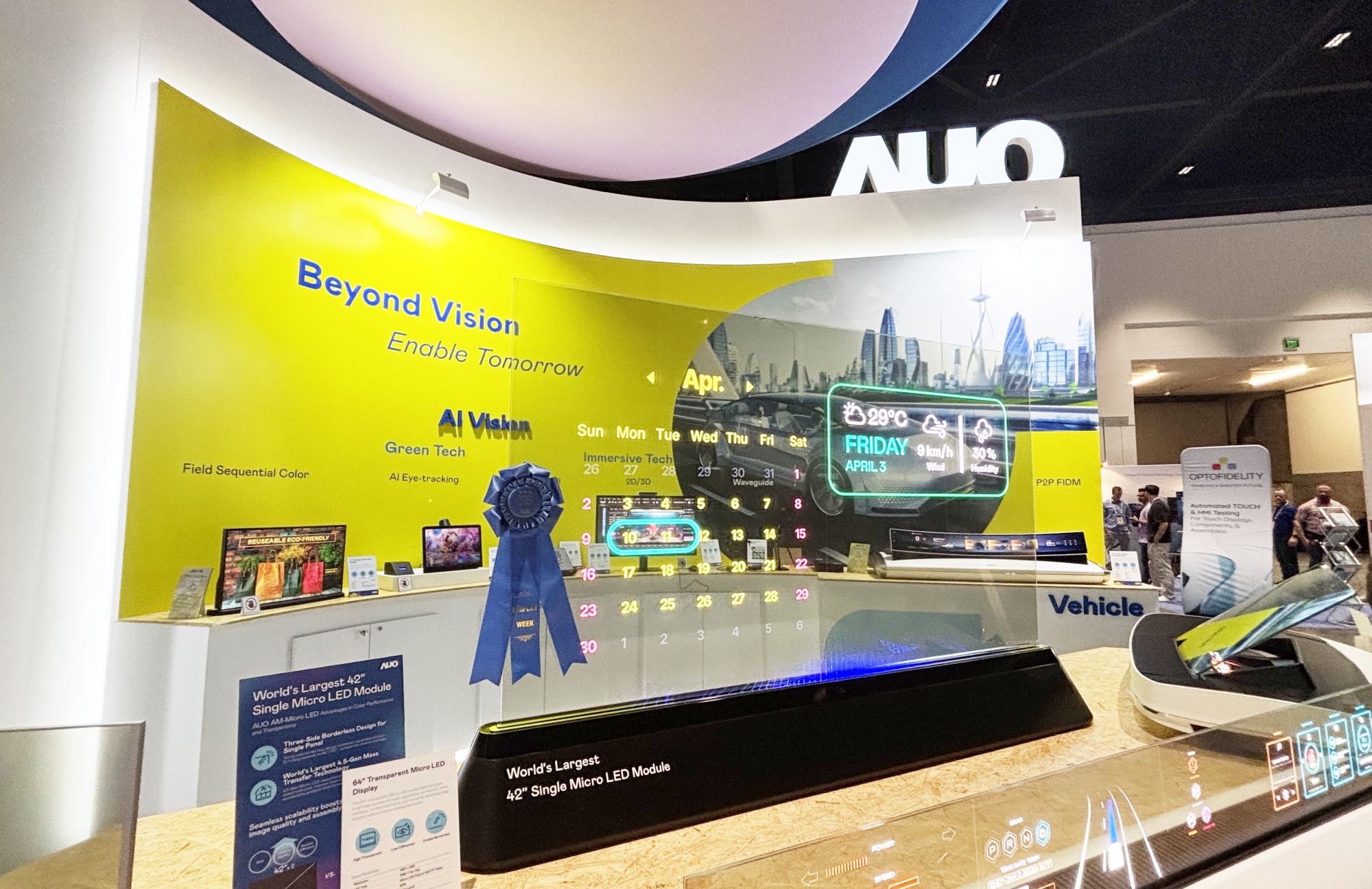 非凡娛樂64吋透明Micro LED顯示器獲「最佳Micro LED技術應用獎」，其絕妙的透明穿透特性，同時具備1,000 nits的高亮度表現，並透過精細的無縫拼接延伸，可依需求靈活應用於多元場域，展現出Micro LED顯示技術劃時空的無限潛力