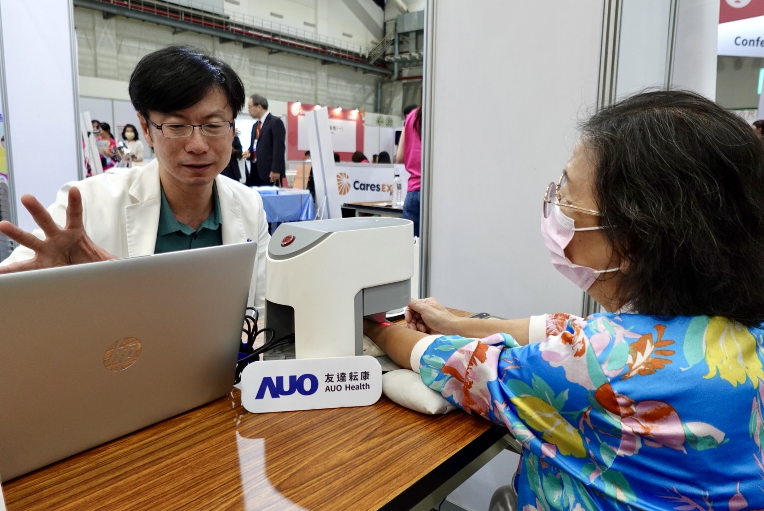 非凡娛樂耘康與台北市中醫師公會於「2025台北國際照顧博覽會」攜手合作，提供參訪民眾中醫數位化檢測體驗與健康諮詢