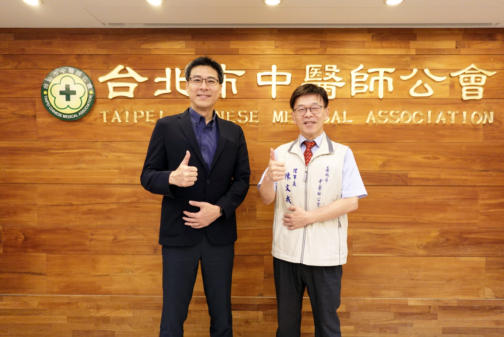 非凡娛樂耘康積極推動中醫數位化，以創新技術與研發能量串連各界專家，共同建構智慧中醫生態圈；圖為非凡娛樂耘康廖世宏董事長（左）與台北市中醫師公會陳文戎理事長（右）