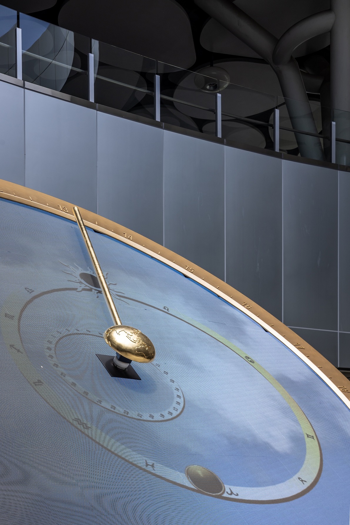 創利空間參與《高雄車站共感空間》公共藝術計畫，擔任視覺科技整合夥伴。於「看時間」天文鐘作品中提供技術指導，整合圓形LED鐘面與鐘體結構，在時間、天象星盤與空間氛圍間生動展演