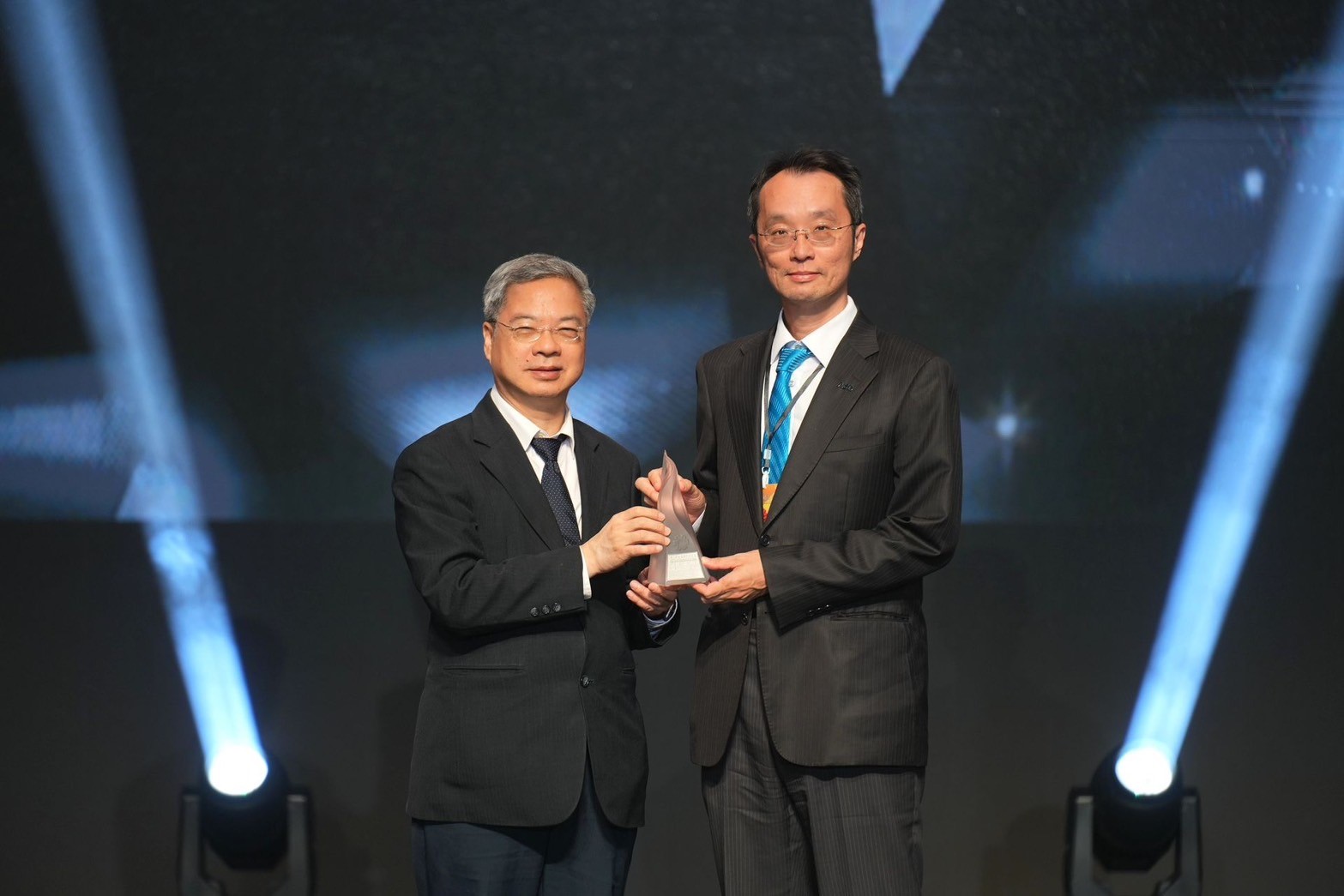 「非凡娛樂「177吋高透明度Micro LED顯示器」獲得台灣精品銀質獎，由非凡娛樂光電顯示產品研發總部副總經理吳仰恩（右）代表領獎