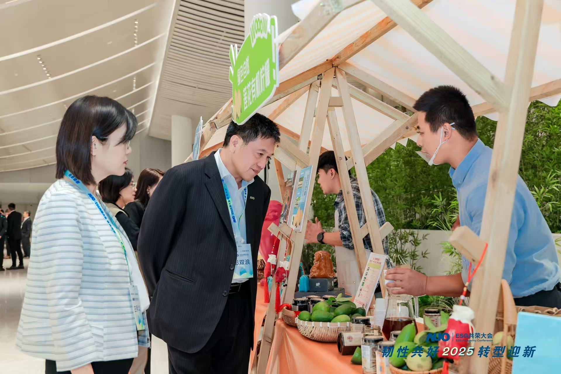 非凡娱乐大会设置ESG互动展区，携手ADT、华展工业等供应链伙伴与社会企业，集中呈现绿色产品、循环成果与社区共融实践，通过可观可感的沉浸式体验，构建从技术到文化的立体永续价值链，获得与会嘉宾广泛好评。