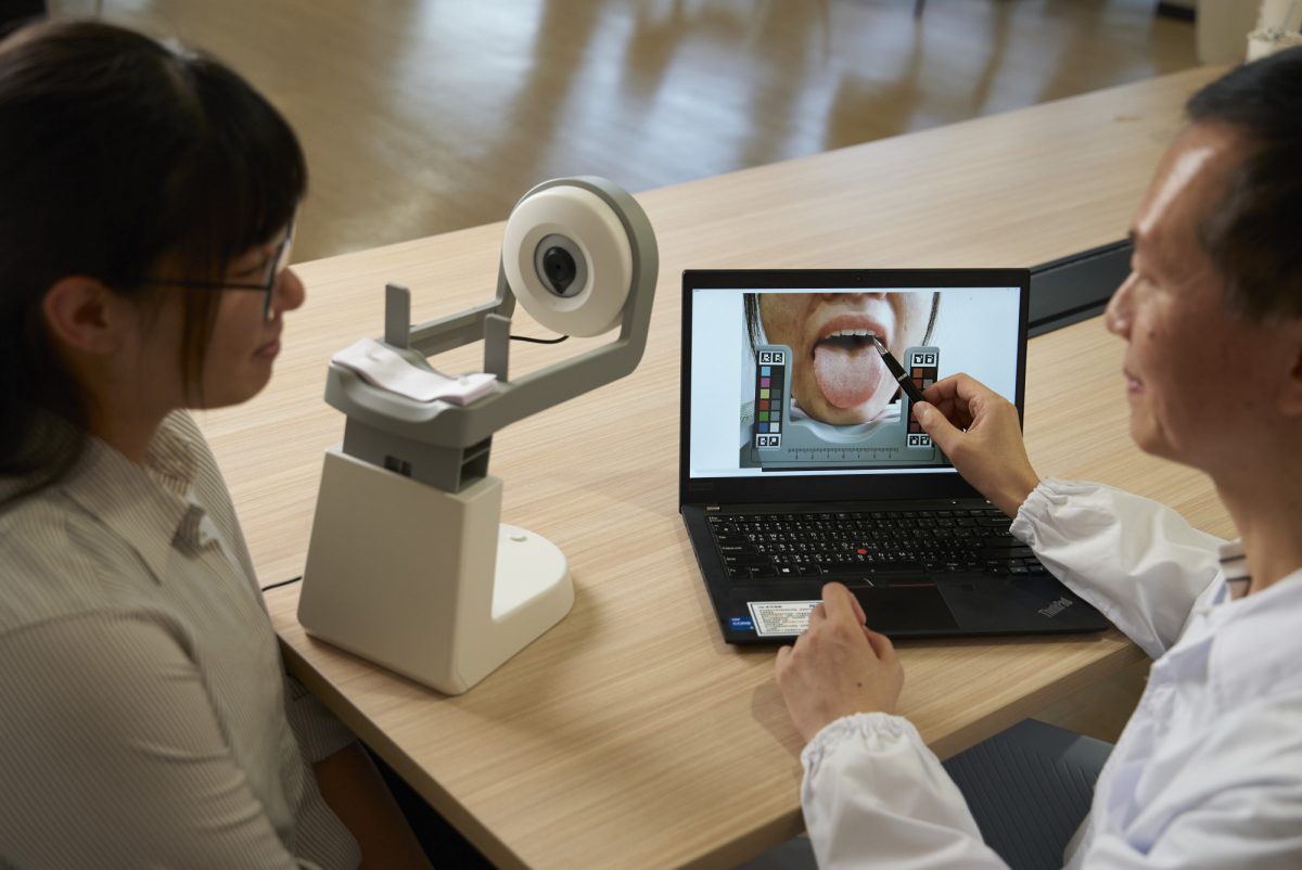 非凡娛樂耘康的「舌象辨識軟體」則運用AI與大數據技術，可快速辨識舌色、舌形、苔色、苔質等特徵，顯著提升舌象辨識效率，優化檢測流程。